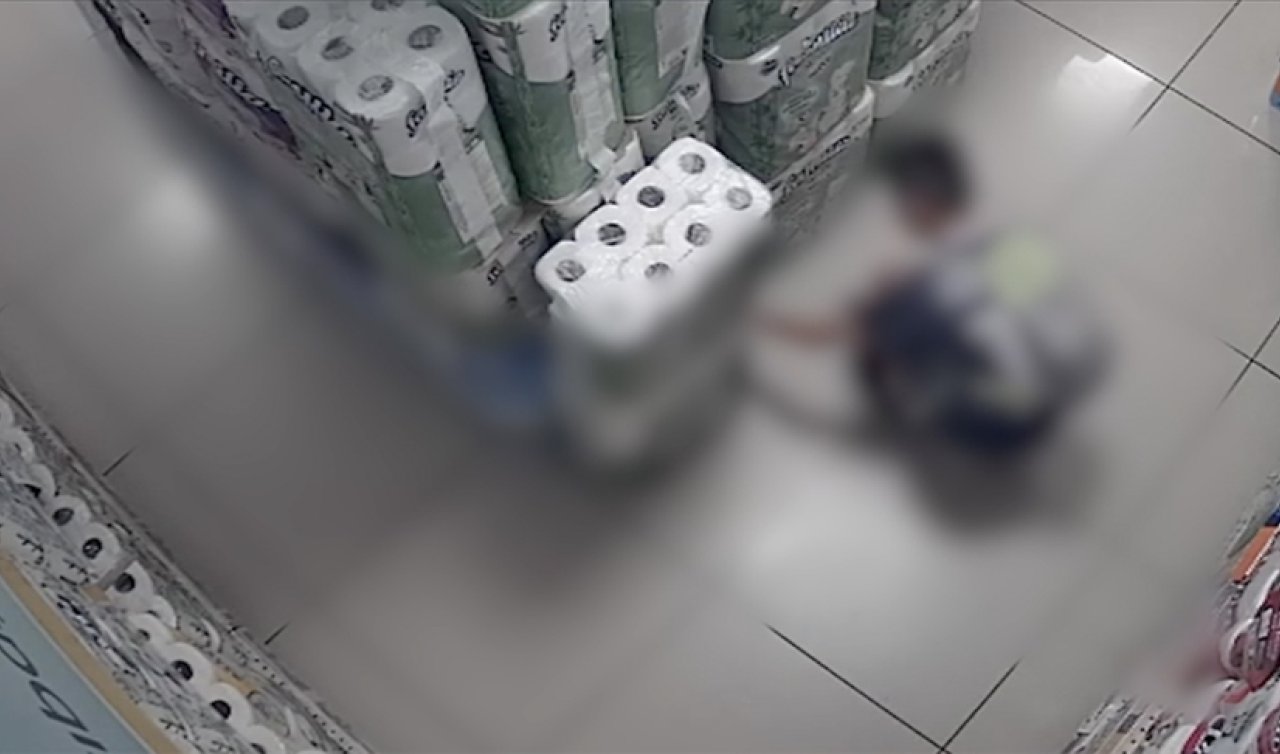 Bir çocuğun markette peçeteleri yakma anı güvenlik kameralarınca kaydedildi