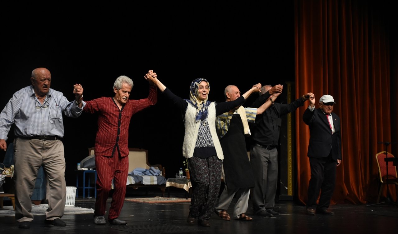 Konya’da yaşlılar ’Sağır’ın hasta ziyareti’ oyununu sahneledi