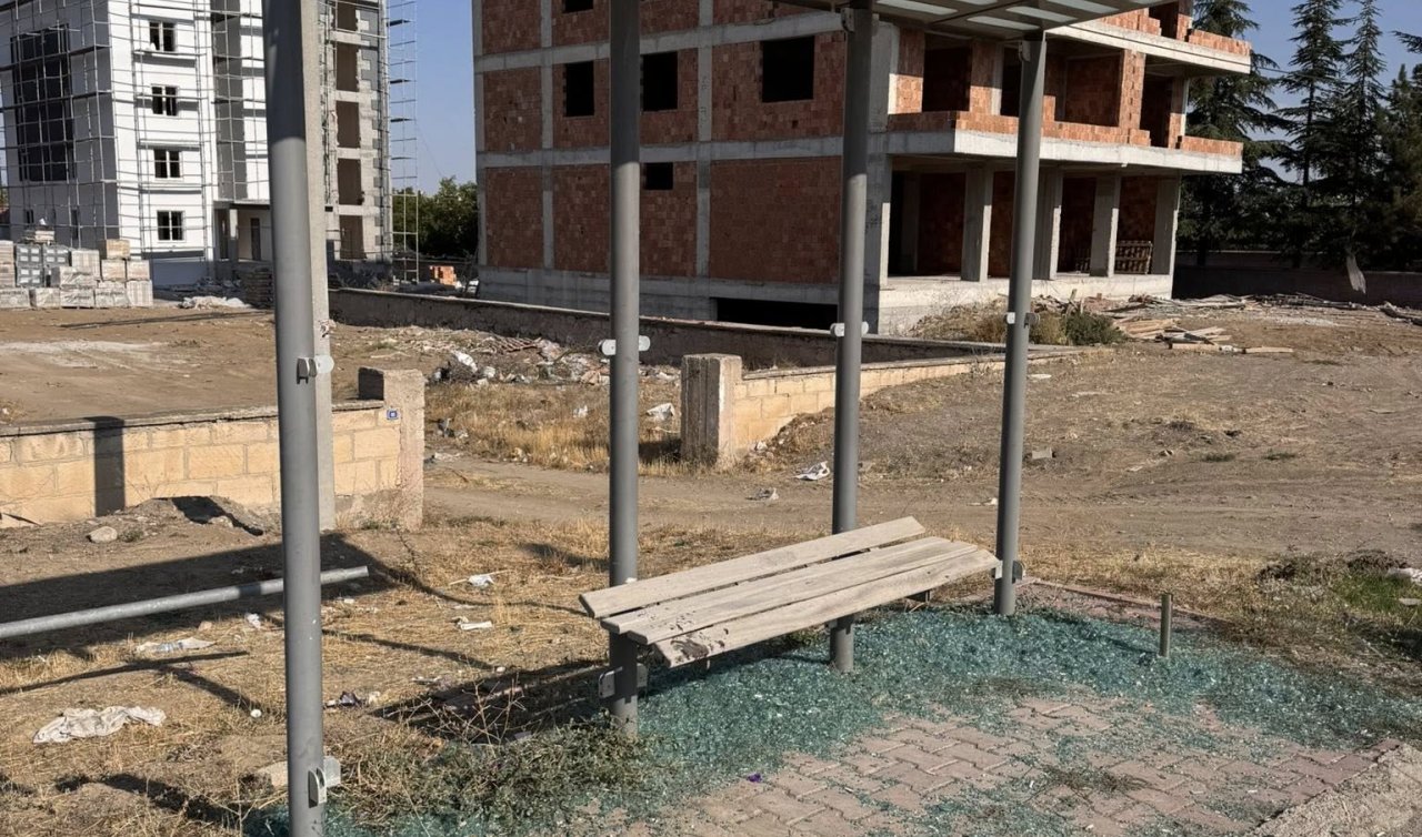 Konya’da otobüs duraklarının camları kırıldı: Belediye başkanı konuştu