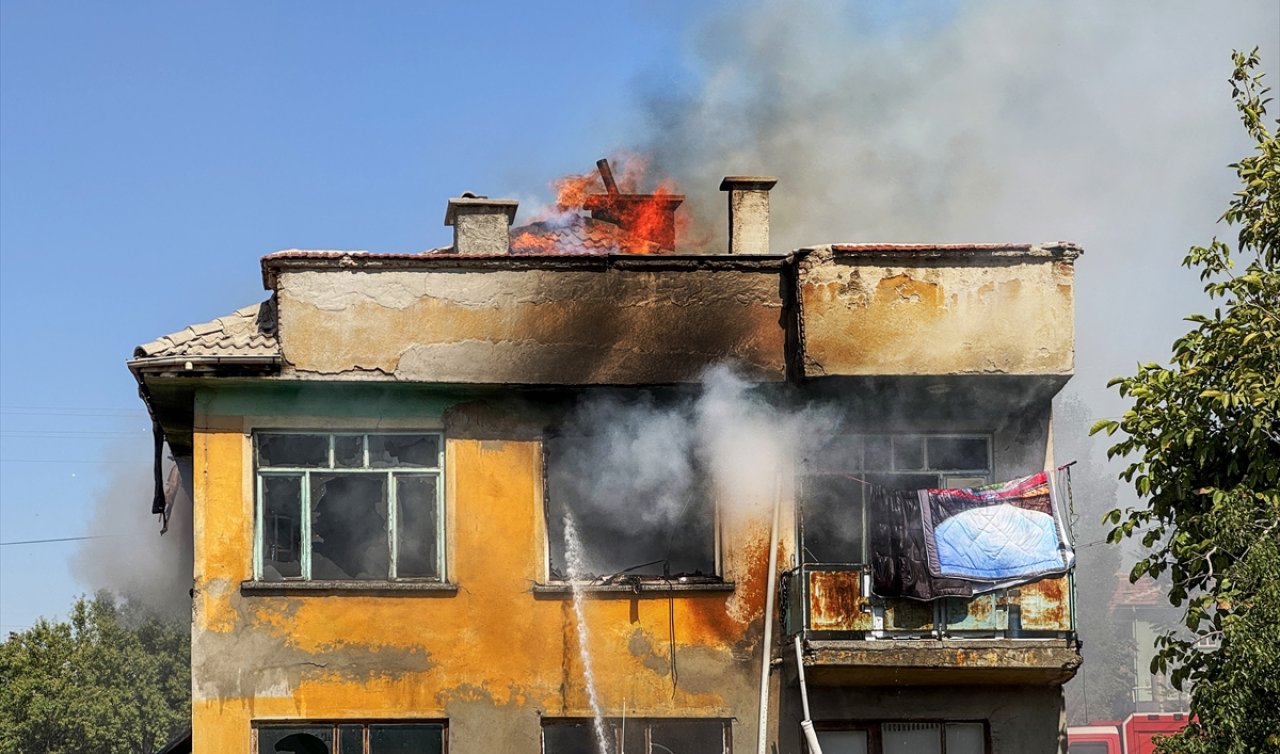 Konya’da iki katlı ev alevlere teslim oldu: Yaşlı kadın gözyaşlarıyla izledi