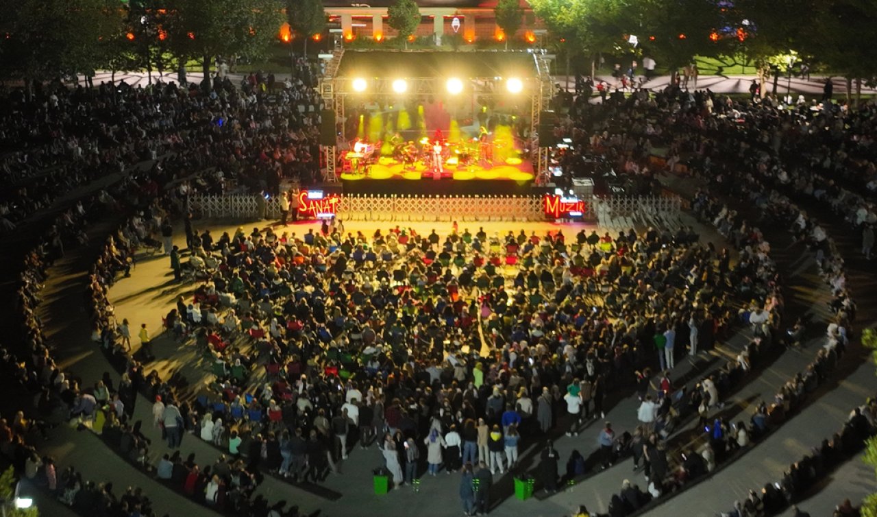 Selçuklu’da iki gün boyunca 90’lar pop rüzgarı esti