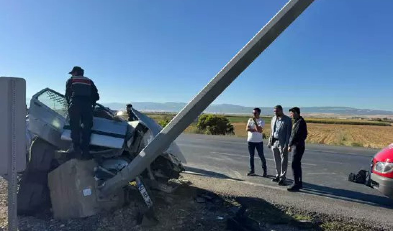 Konya’da kontrolden çıkan otomobil aydınlatma direğine çarptı: 2 yaralı