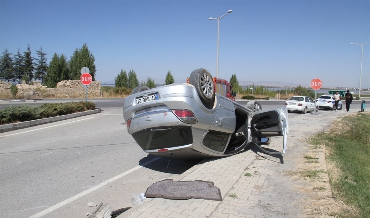 Konya’da kontrolde çıkan otomobil devrildi