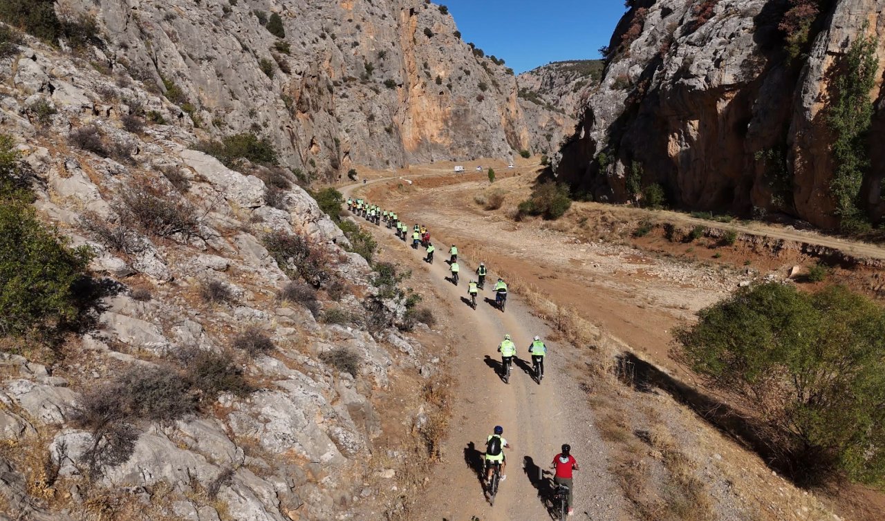 Konya’da bisikletçiler kuraklığa karşı pedal çevirdi