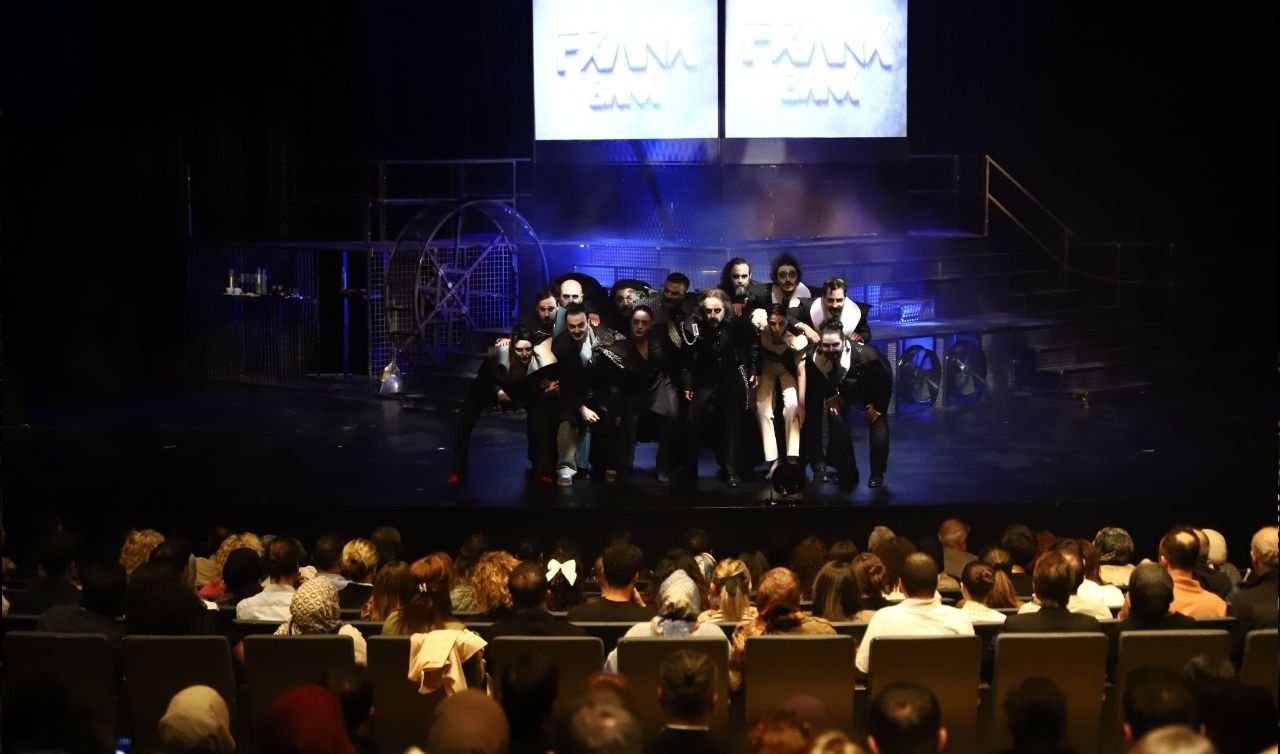  Konya Şehir Tiyatrosu’ndan “V. Frank” prömiyeri: tiyatroseverlerden tam not