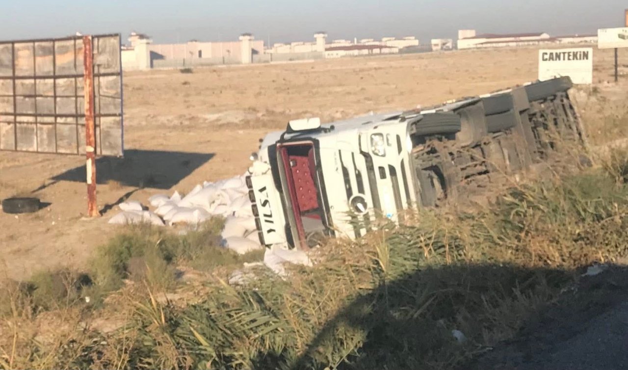  Konya-Adana karayolunda tır şarampole devrildi