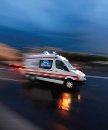 Konya’da otomobil refüje çarptı: Sürücü hastaneye kaldırıldı