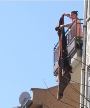 Komşusunun balkonuna halı silkeleyen kadın hapse girdi! Yargıtay’dan dikkat çeken karar