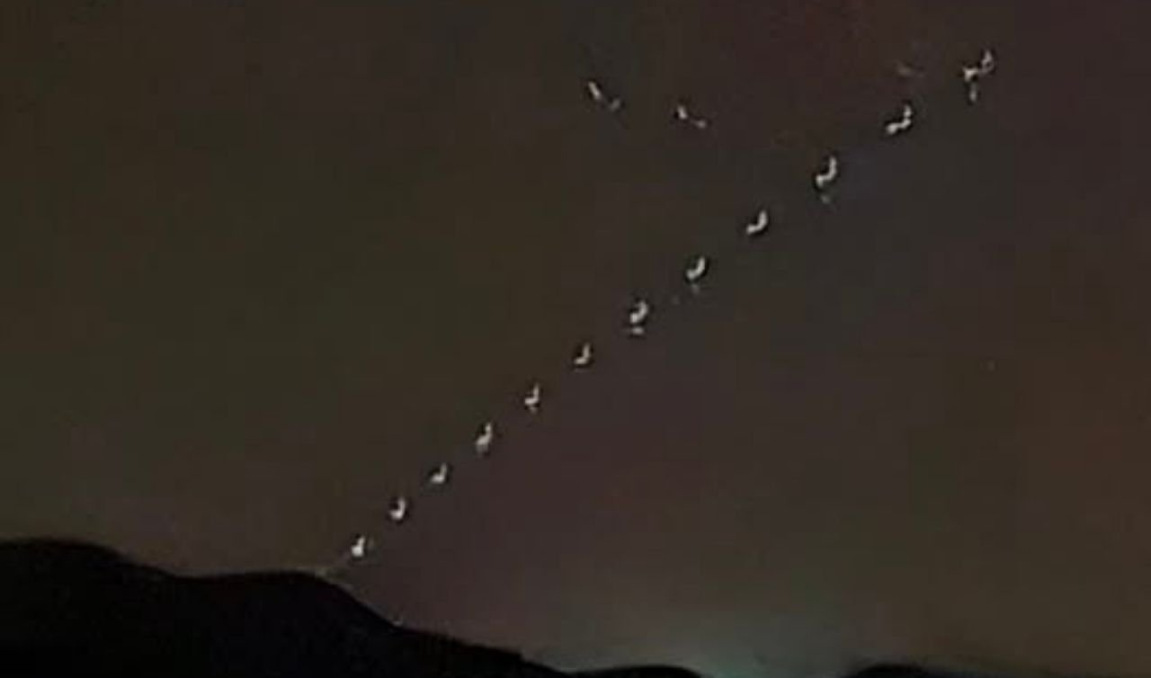 Bu görüntü Konya’da kaydedildi: Gizemli ışıklar tek sırada ilerledi