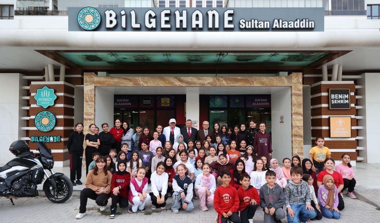 Konya’da yıllar sonra yeniden sınıf heyecanı! Emekli öğretmenler öğrencilerle bir araya geldi