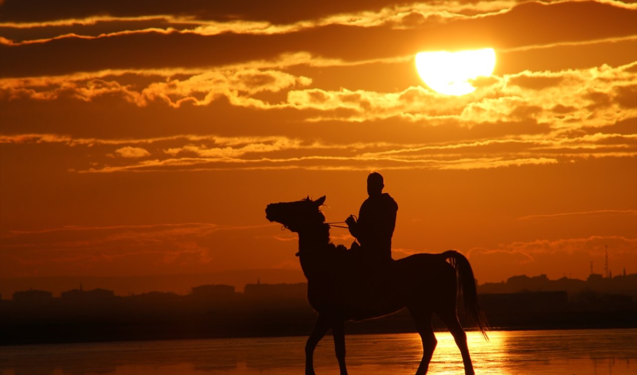 Tuz Gölü’nde gün batımı kızıl tonlarıyla görsel şölen oluşturdu