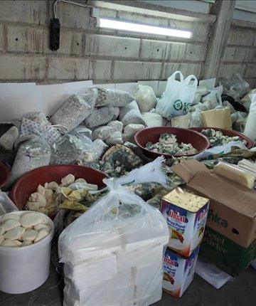 Tüketim tarihi geçmiş yüzlerce kilo ürün! Ekipler eve baskın düzenledi