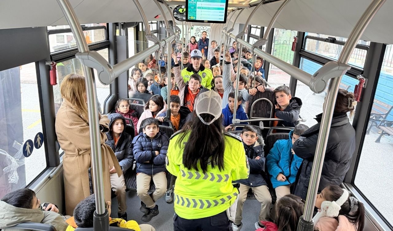 Konya Büyükşehir’in nezaket otobüsü öğrencilere trafik kültürünü aşılıyor