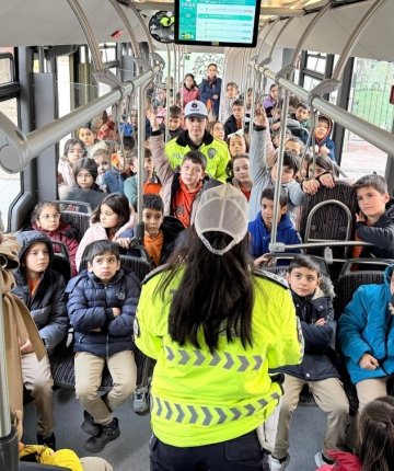 Konya Büyükşehir’in nezaket otobüsü öğrencilere trafik kültürünü aşılıyor