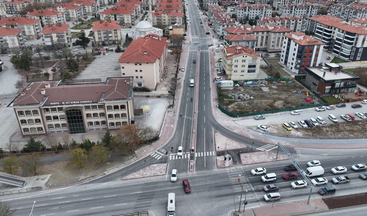 Orta refüj ve sıcak asfalt çalışmasıyla Konya’da bu cadde modernleşti!