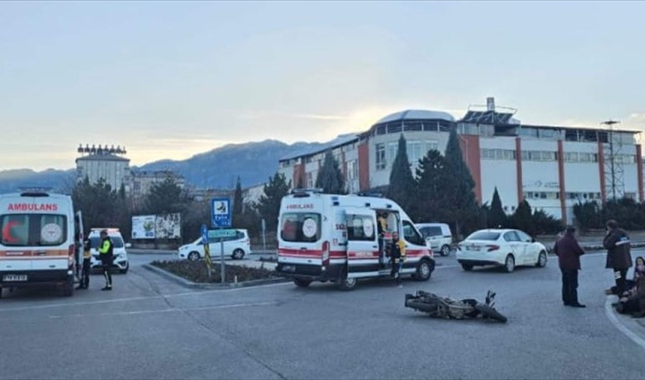 Konya’da otomobil motosikletle çarpıştı: 3 kişi yaralandı