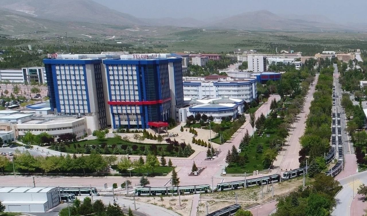 Selçuk Üniversitesi Hastanesi robotik cerrahide 100 ameliyat eşiğini aştı