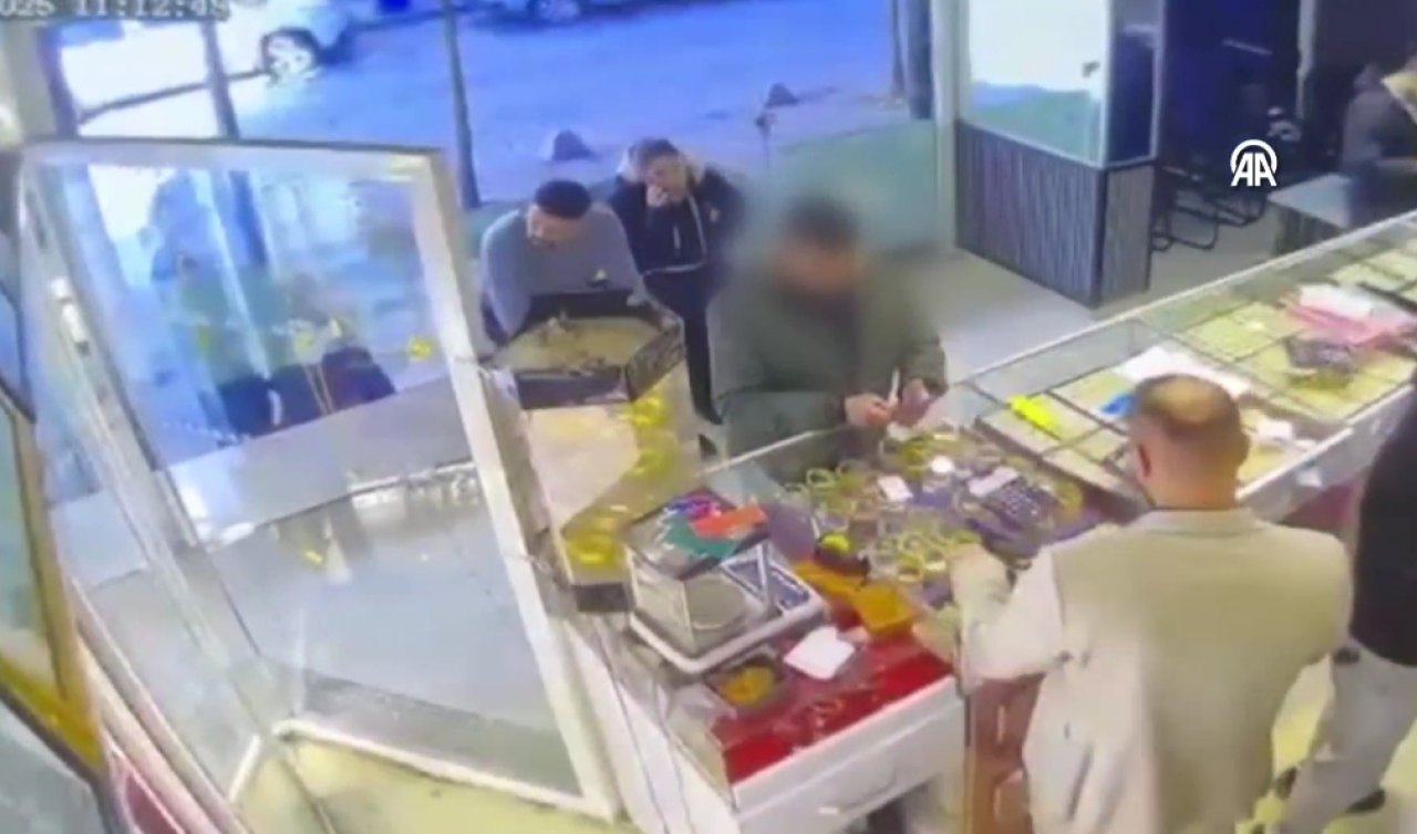 Komşusunu öldüren zanlı, çaldığı bilezikleri satarken kameraya yakalandı