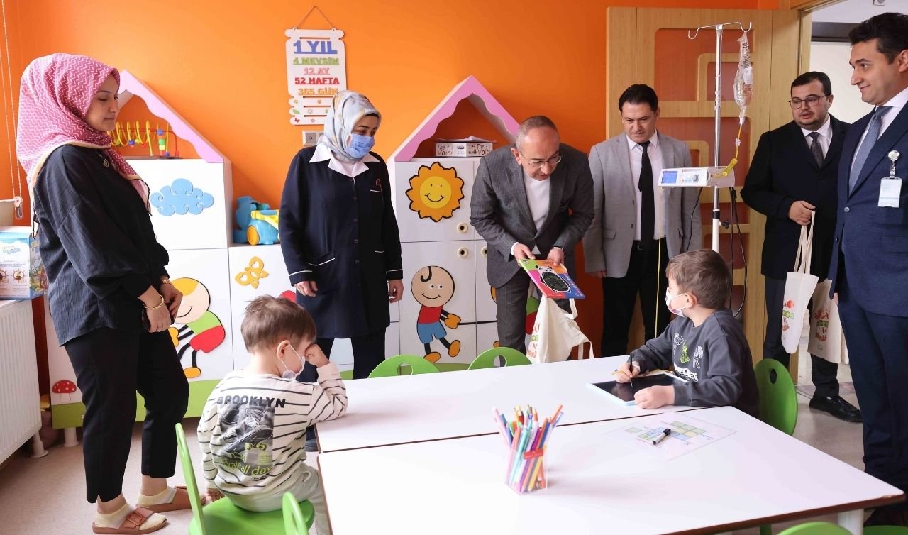 Başkan Kavuş, şivliliğe çıkamayan çocukları hastanede sevindirdi