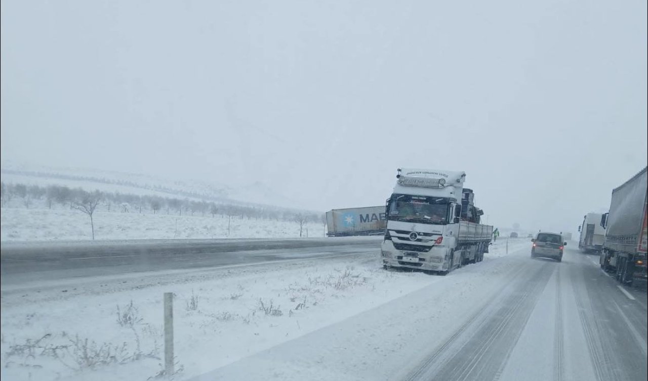 Konya’da kaygan yol kazaya davetiye çıkardı: Tırlar yoldan çıktı