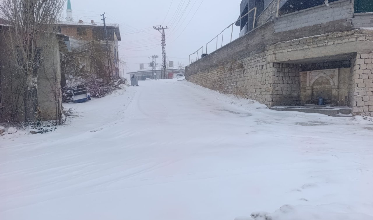 Konya’da bu mahalle beyaz örtüyle kaplandı