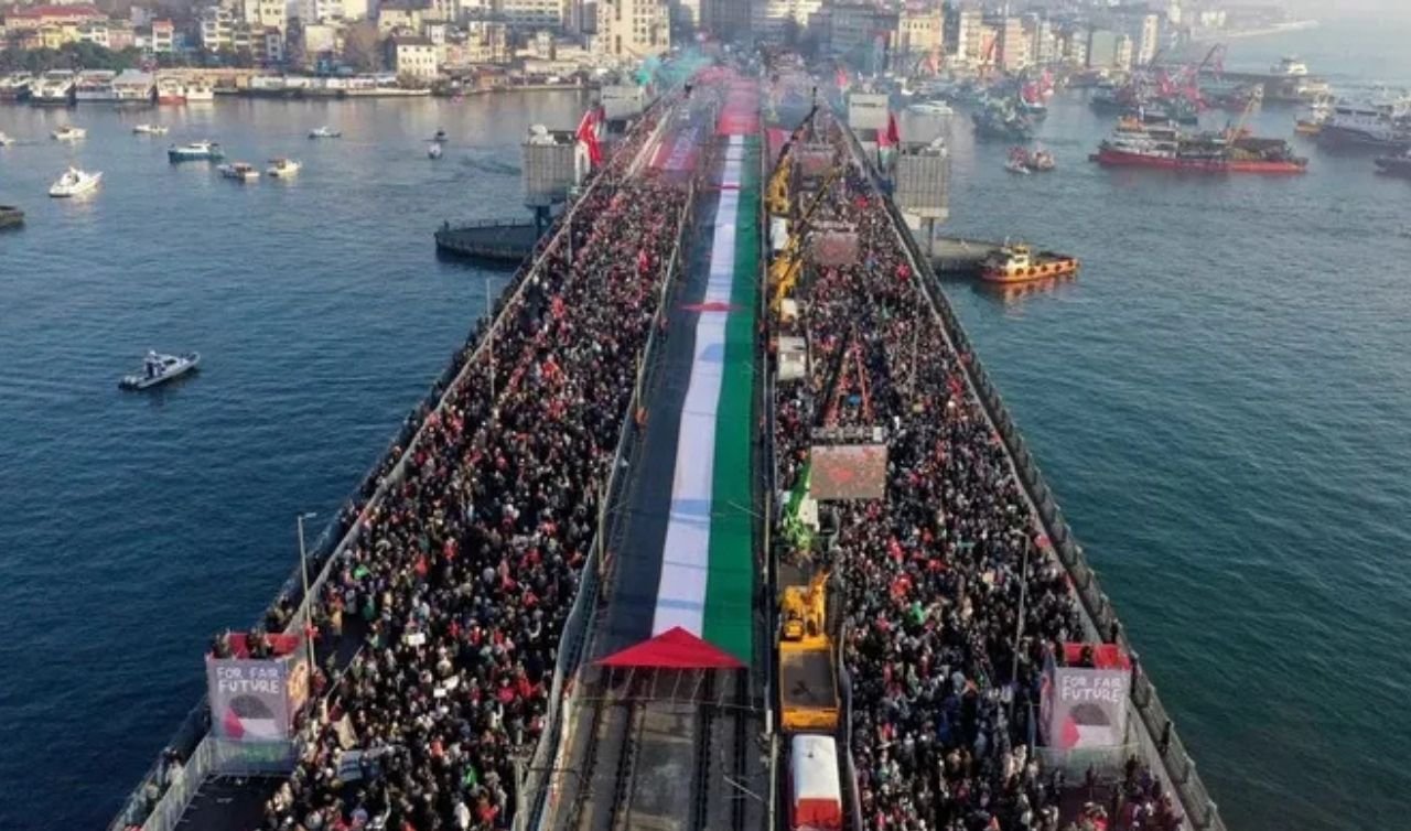 Filistin’e destek için yüz binler Galata Köprüsü’nde buluştu