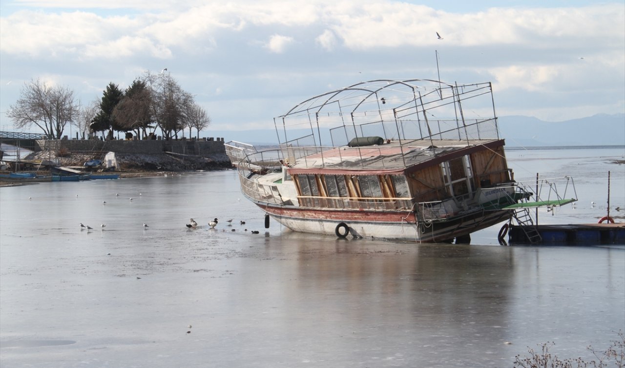 Termometre eksi 11’i gördü: Beyşehir Gölü buz tuttu