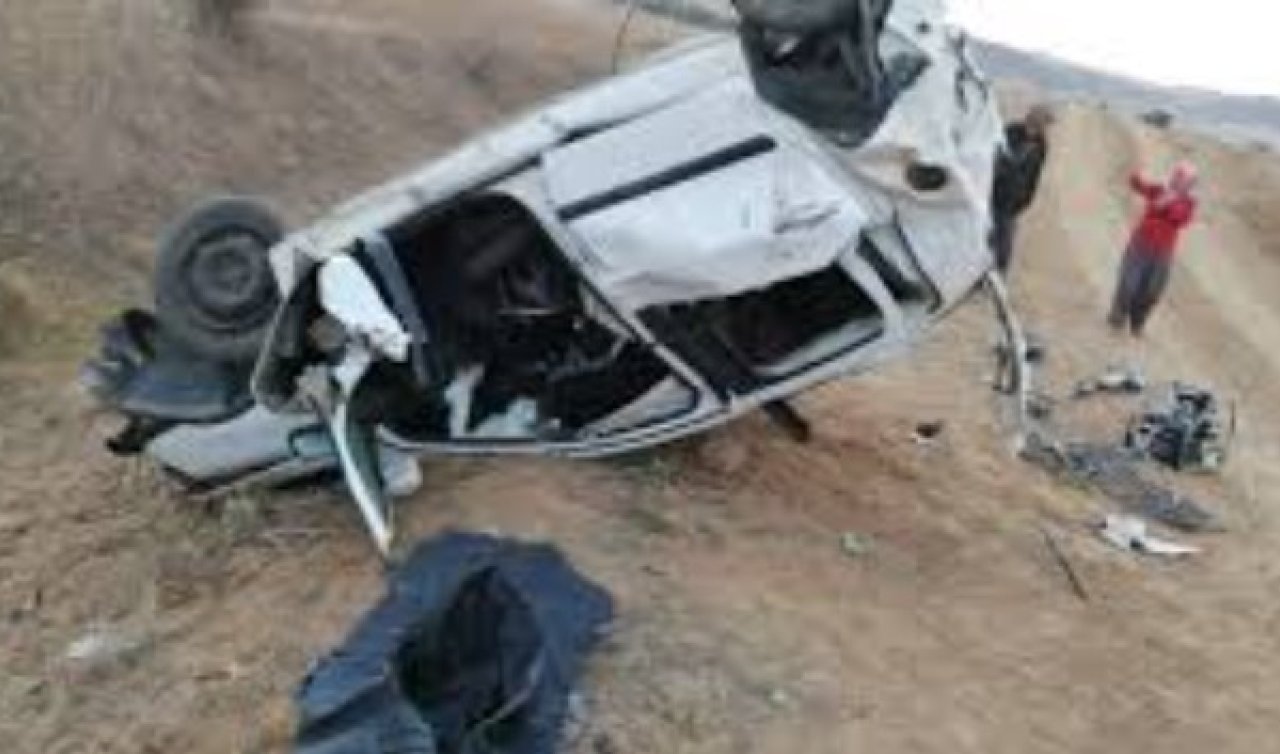 Konya’da yoldan çıkan otomobil devrildi! 