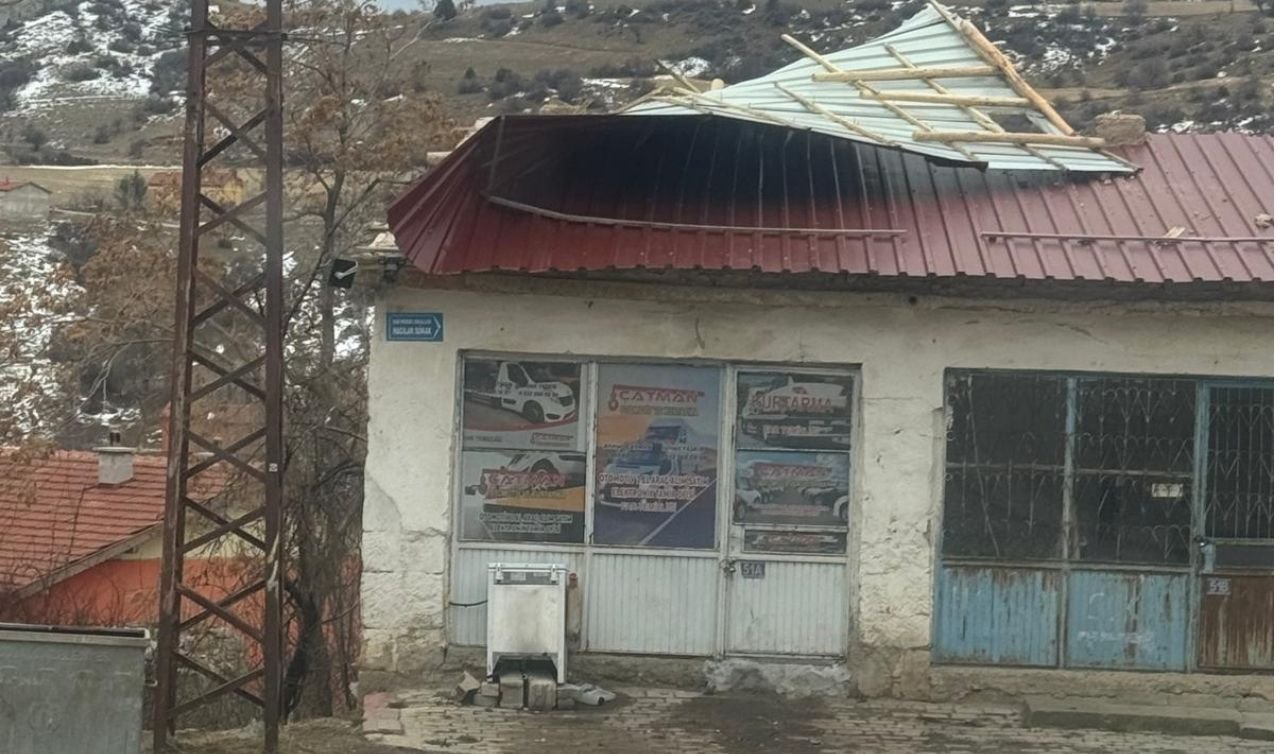 Konya’da fırtına iş yerinin çatısını söküp uçurdu 