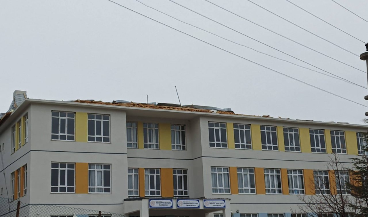 Konya’da bir okulun çatısı şiddetli  fırtına nedeniyle uçtu!