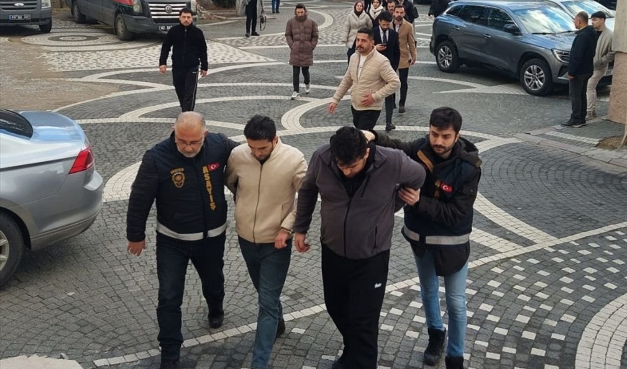 Konya’da film gibi operasyon! Araçlardan cephanelik çıktı