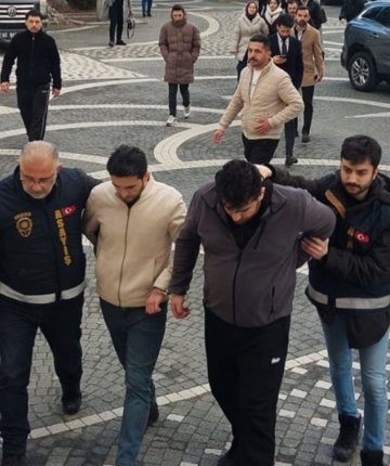 Konya’da film gibi operasyon! Araçlardan cephanelik çıktı