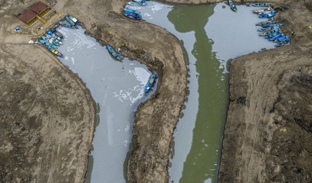  Konya’nın can damarı dondu: Gölü buzdan temizleyip açıldılar