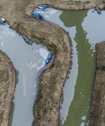  Konya’nın can damarı dondu: Gölü buzdan temizleyip açıldılar