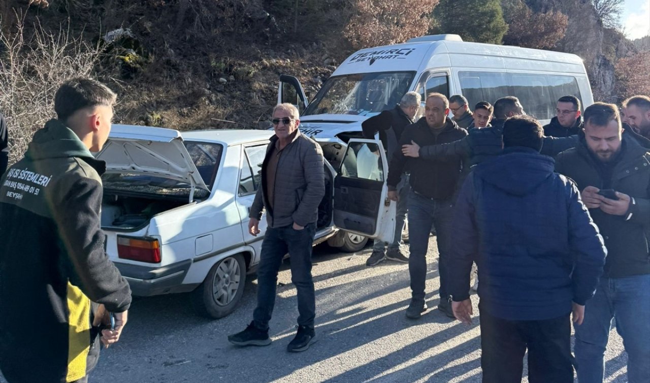 Konya’da minibüs ile otomobilin çarpıştı: 1 kişi öldü, 1 kişi yaralandı