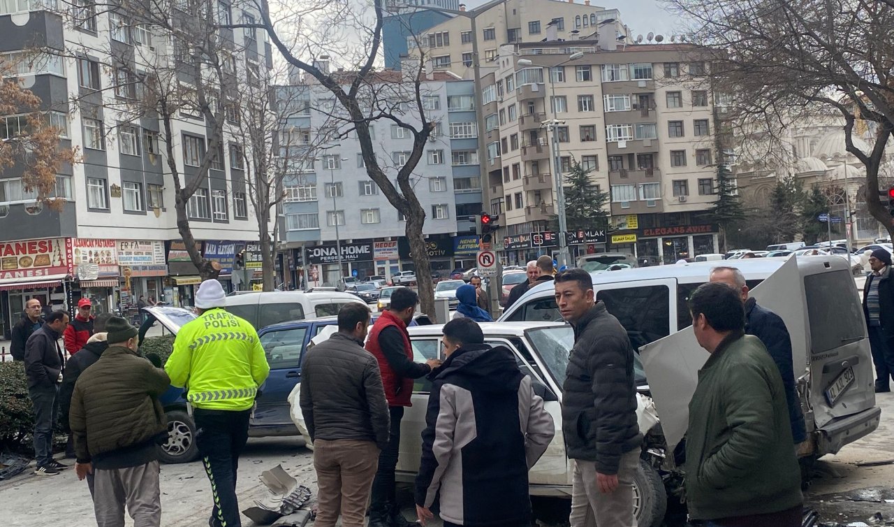 Konya’da trafik bir anda durdu! 8 araçlık zincirleme kaza anı İlgi Haber’de...