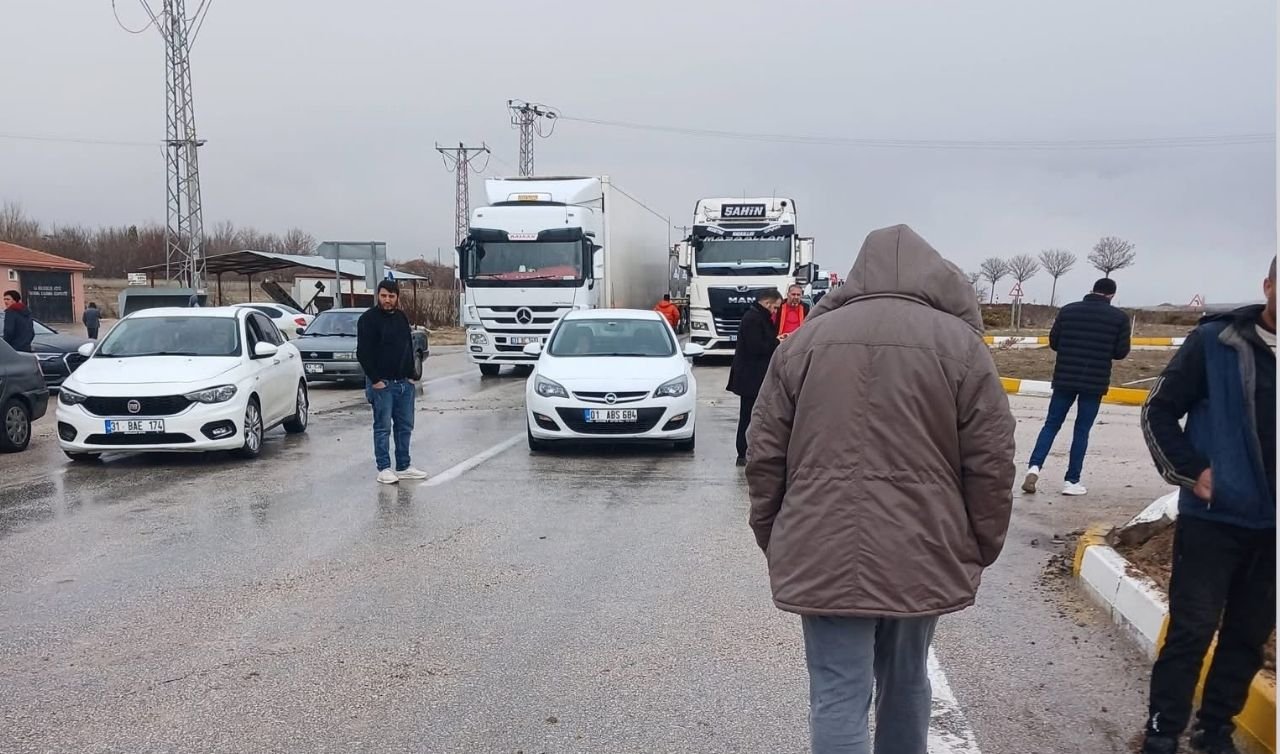 Adana–Konya yolunda kum yüklü tır kontrolden çıktı 