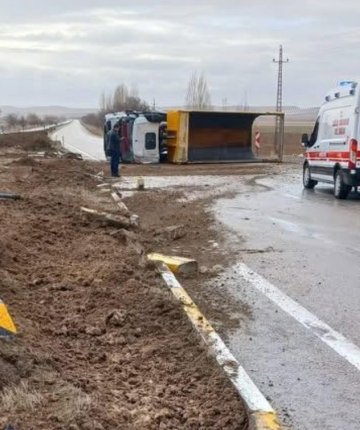 Adana–Konya yolunda kum yüklü tır kontrolden çıktı 
