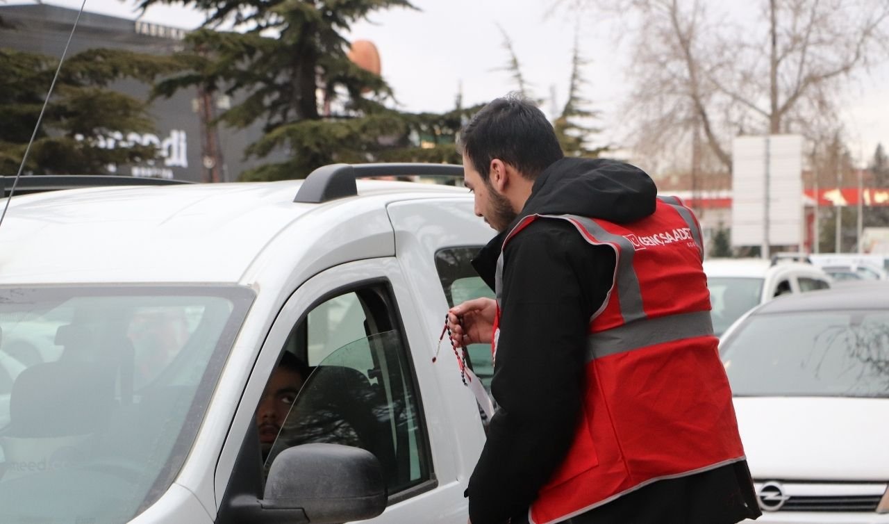 Konya trafiğinde ilginç görüntüler! Sürücülere tesbih dağıtıldı
