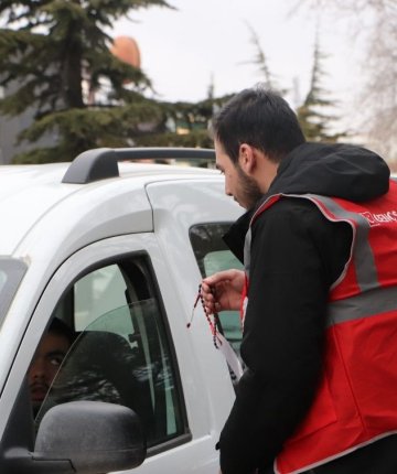 Konya trafiğinde ilginç görüntüler! Sürücülere tesbih dağıtıldı