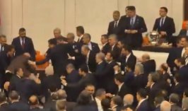 Meclis’te bakan yemini öncesi kavga! Yumruklar havada uçuştu 