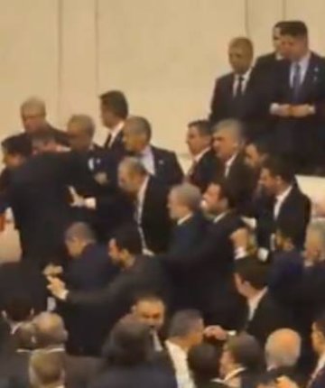 Meclis’te bakan yemini öncesi kavga! Yumruklar havada uçuştu 