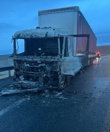 Konya’da  tuz yüklü çekicide yangın çıktı! 