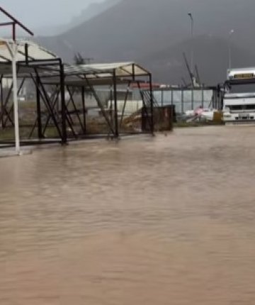 Konya’da köprüler taştı, caddeler göle döndü!