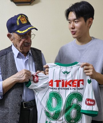 Konyaspor’un Güney Koreli oyuncusu Jinho Jo, 96 yaşındaki Kore gazisi ile buluştu