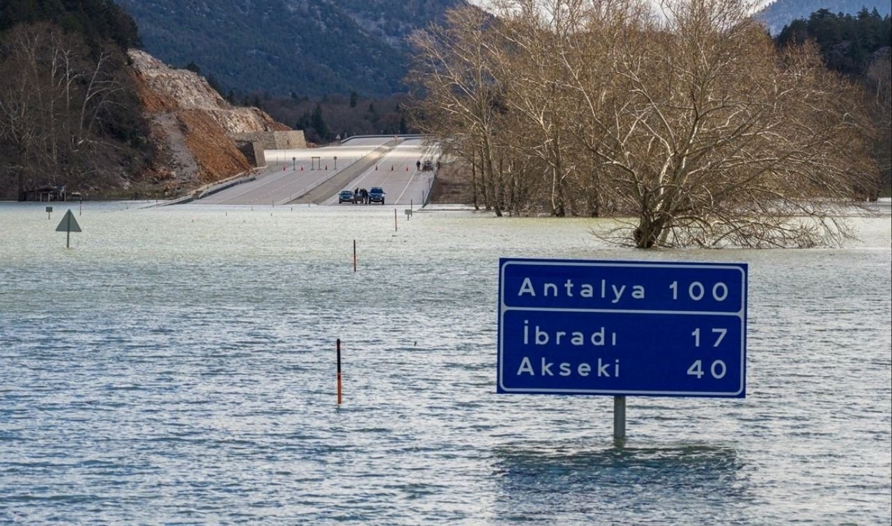 Konya-Antalya karayolu için kritik bekleyiş! Levhalar bile sulara gömüldü!