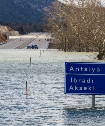 Konya-Antalya karayolu için kritik bekleyiş! Levhalar bile sulara gömüldü!