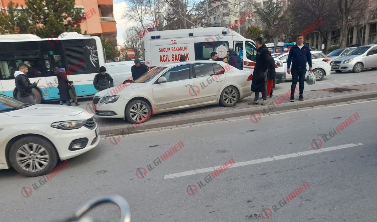 Konya’da kaldırımda bekleyen kadına otomobil çarptı  