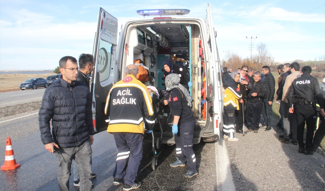 Konya’da otomobil yüksek gerilim hattı direğine çarptı! 3 kişi yaralandı