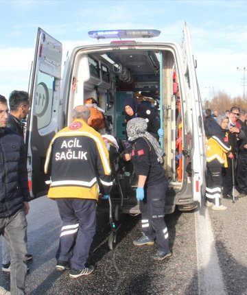 Konya’da otomobil yüksek gerilim hattı direğine çarptı! 3 kişi yaralandı